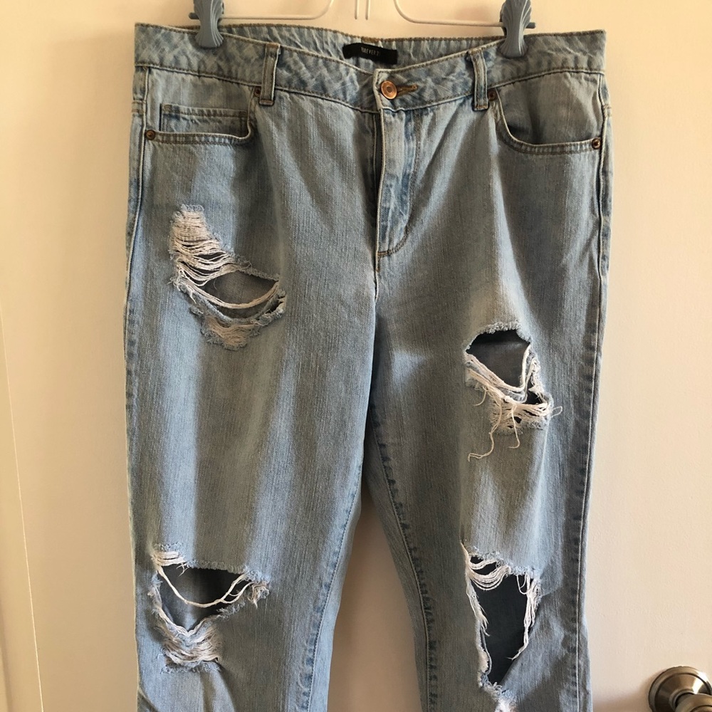 Distressed boyfriend jeans